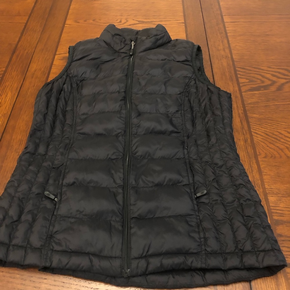 32 Degrees XS womens black.  Never worn.  No tag. Front pockets.  Warm.